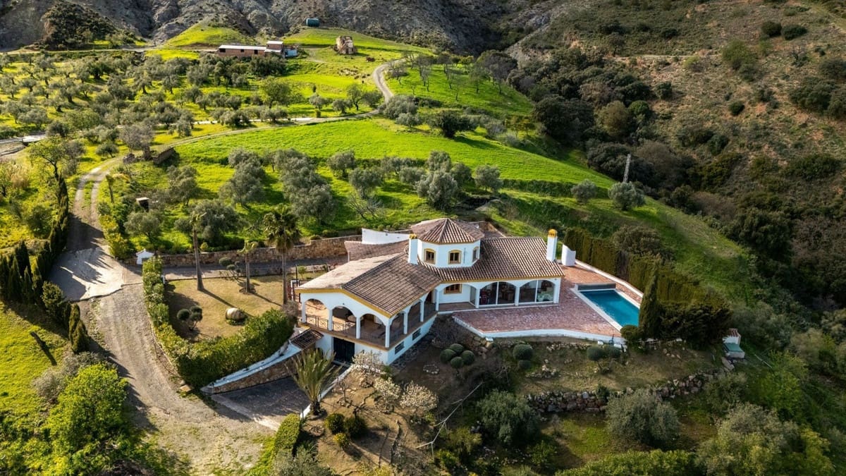 4 bedroom Finca/Country House for sale in Casarabonela with pool garage - € 595,000 (Ref: 10128412)