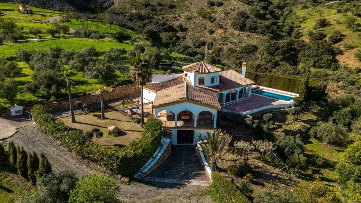 4 bedroom Finca/Country House for sale in Casarabonela with pool garage - € 595,000 (Ref: 10128412)