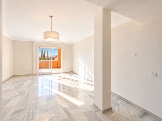 3 quarto Apartamento para venda em Atalaya-Isdabe, Estepona com piscina garagem - 449 000 € (Ref: 10128421)