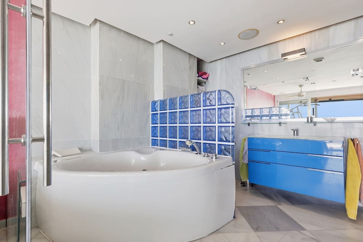 2 makuuhuone Huoneisto myytävänä paikassa Benalmadena Costa - 850 000 € (Ref: 10128438)