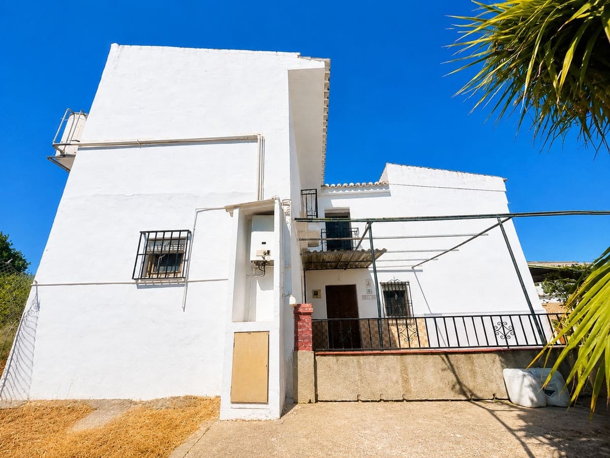 3 bedroom Villa for sale in Pizarra with pool garage - € 230,000 (Ref: 10128446)