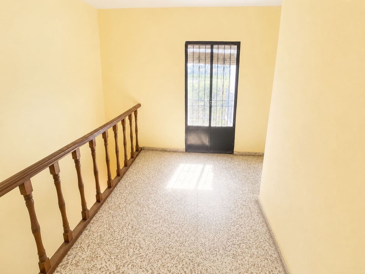 3 bedroom Villa for sale in Pizarra with pool garage - € 230,000 (Ref: 10128446)