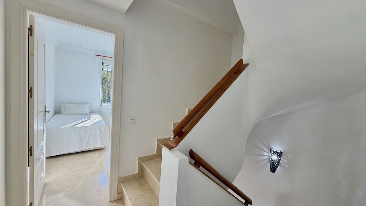 4 bedroom Townhouse for sale in Marbella with pool garage - € 995,000 (Ref: 10128449)