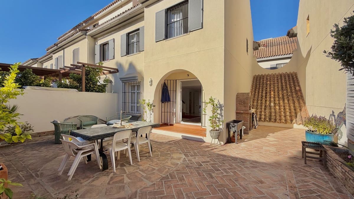 4 bedroom Townhouse for sale in Marbella with pool garage - € 995,000 (Ref: 10128449)