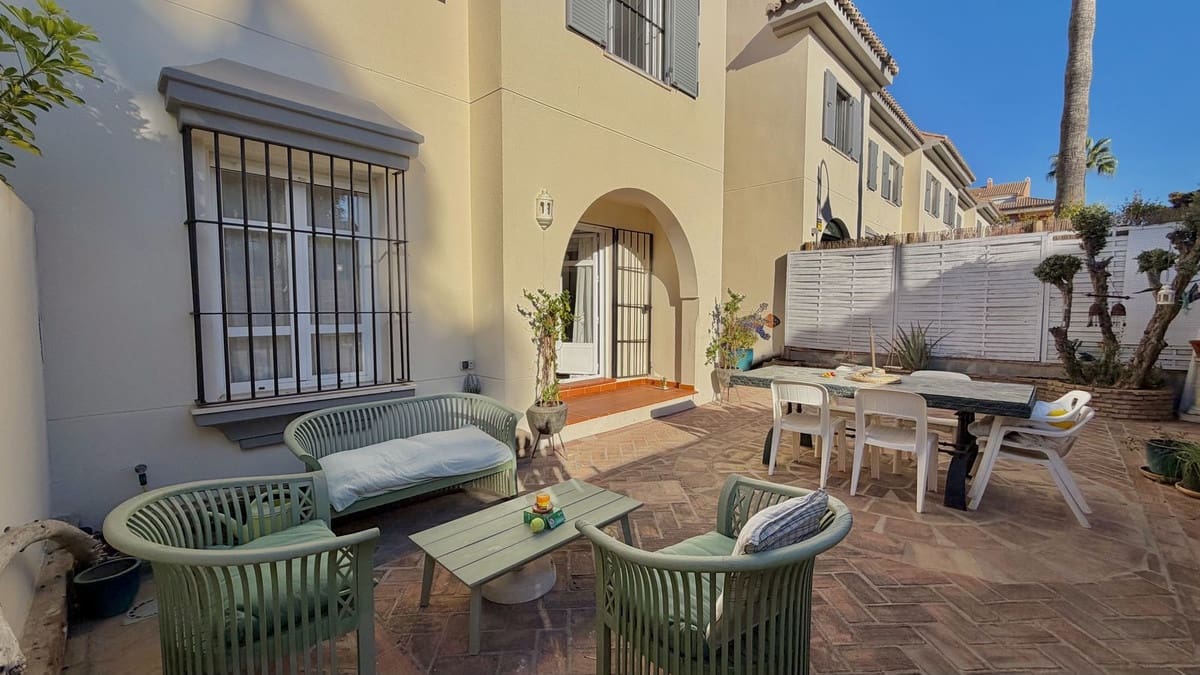4 bedroom Townhouse for sale in Marbella with pool garage - € 995,000 (Ref: 10128449)
