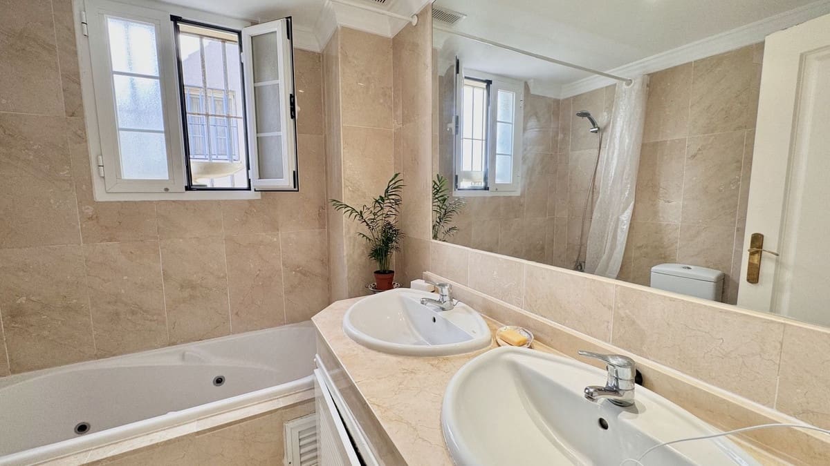 4 bedroom Townhouse for sale in Marbella with pool garage - € 995,000 (Ref: 10128449)