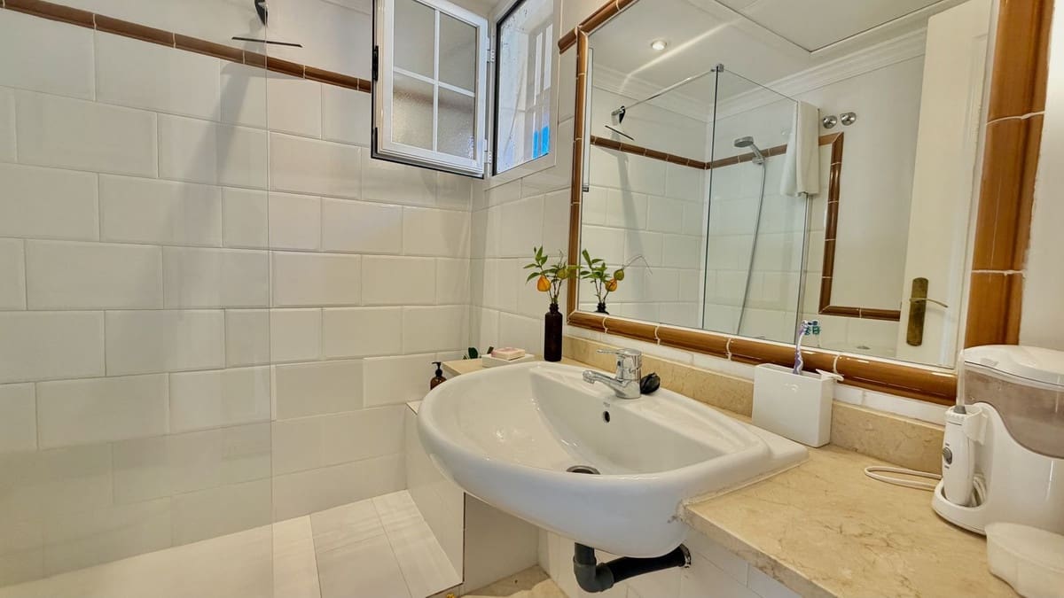 4 bedroom Townhouse for sale in Marbella with pool garage - € 995,000 (Ref: 10128449)