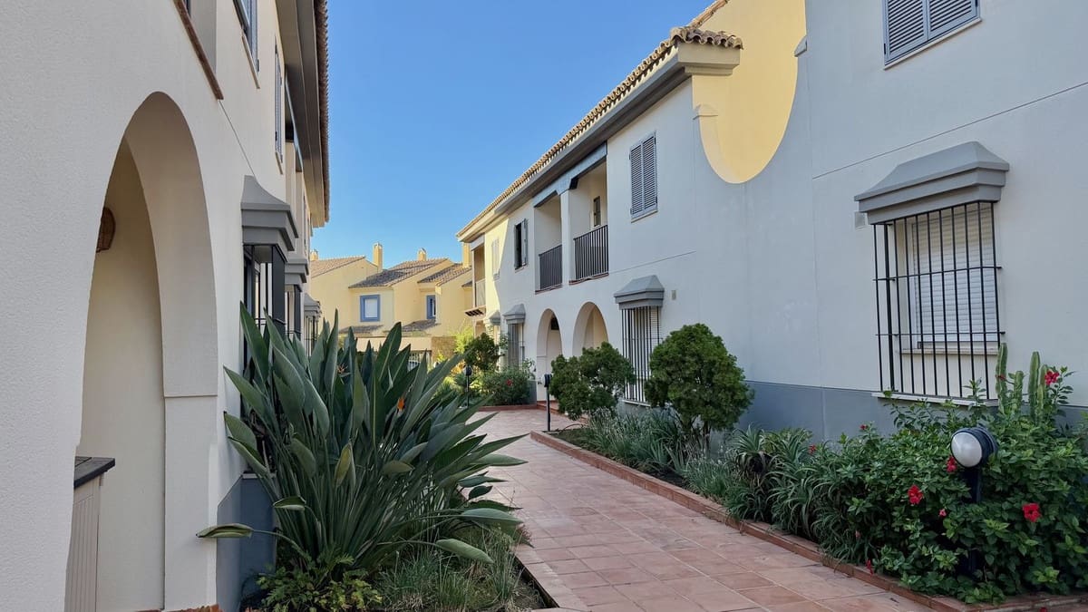 4 bedroom Townhouse for sale in Marbella with pool garage - € 995,000 (Ref: 10128449)