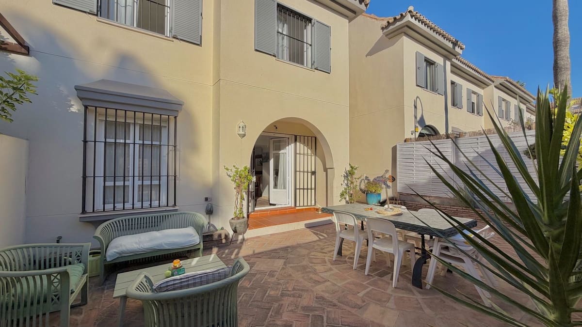 4 bedroom Townhouse for sale in Marbella with pool garage - € 995,000 (Ref: 10128449)