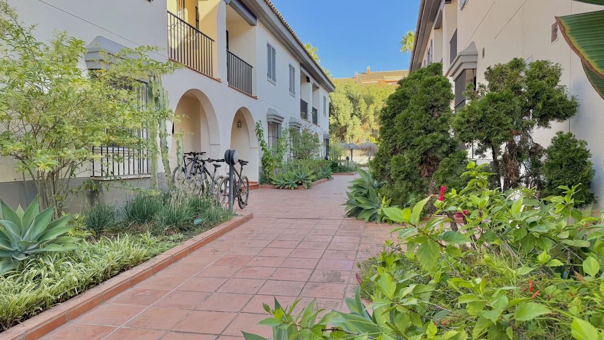 4 bedroom Townhouse for sale in Marbella with pool garage - € 995,000 (Ref: 10128449)