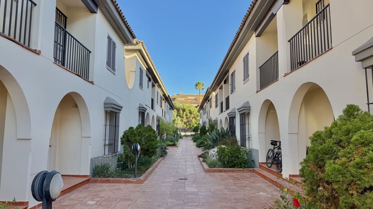 4 bedroom Townhouse for sale in Marbella with pool garage - € 995,000 (Ref: 10128449)