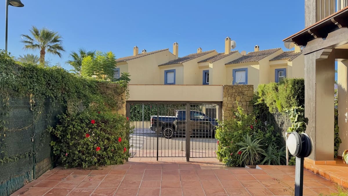4 bedroom Townhouse for sale in Marbella with pool garage - € 995,000 (Ref: 10128449)