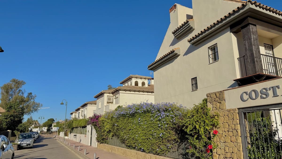 4 bedroom Townhouse for sale in Marbella with pool garage - € 995,000 (Ref: 10128449)