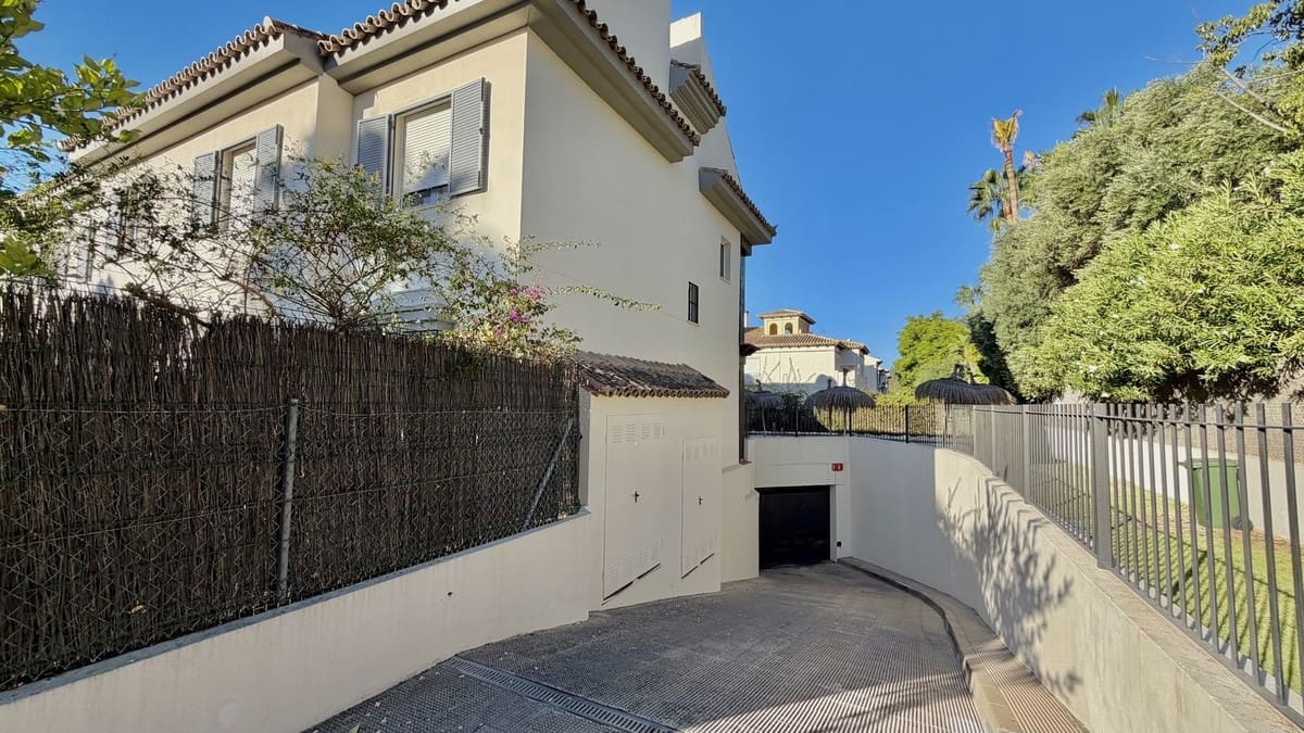 4 bedroom Townhouse for sale in Marbella with pool garage - € 995,000 (Ref: 10128449)