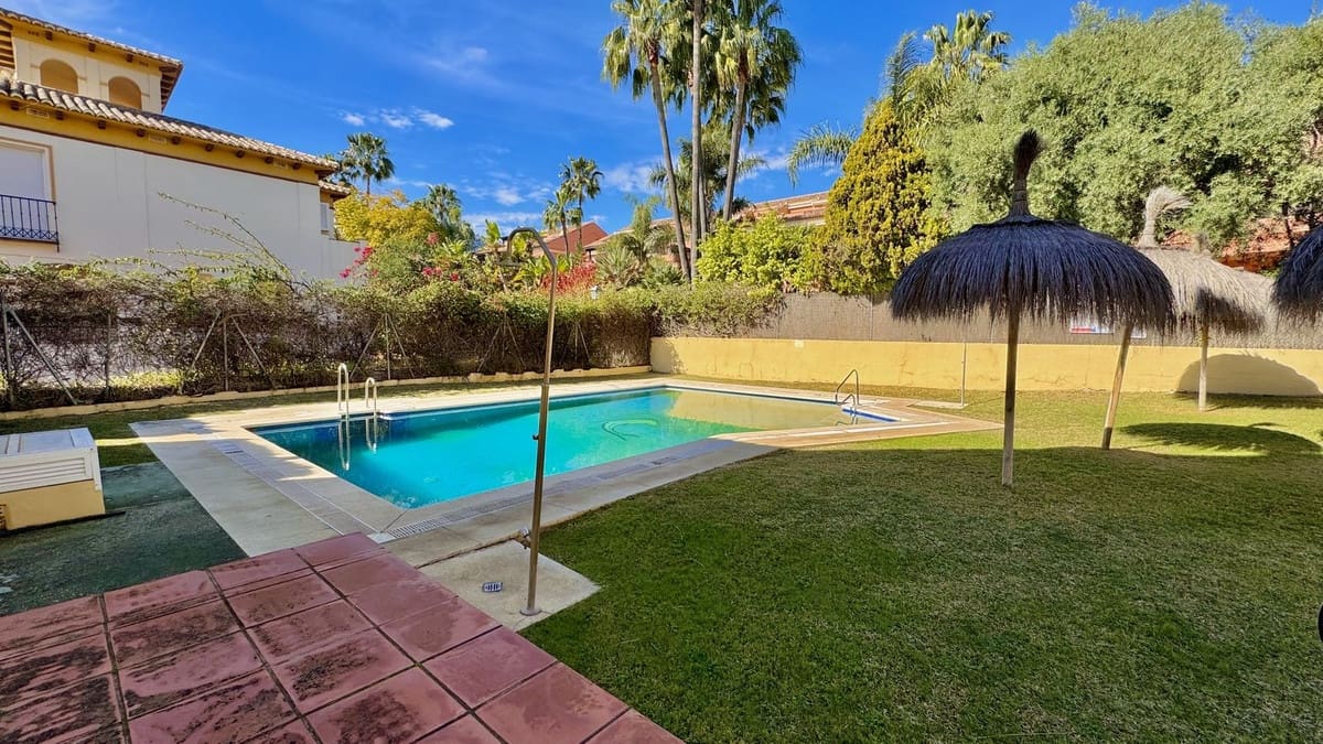 4 bedroom Townhouse for sale in Marbella with pool garage - € 995,000 (Ref: 10128449)