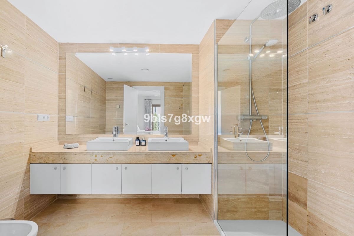 Apartamento de 3 habitaciones en Benahavís en venta con piscina garaje - 695.000 € (Ref: 10128455)