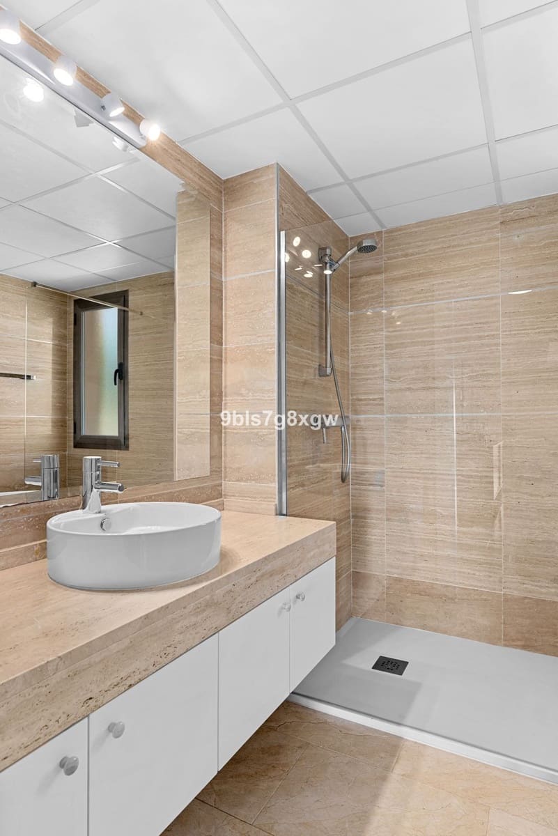 Apartamento de 3 habitaciones en Benahavís en venta con piscina garaje - 695.000 € (Ref: 10128455)