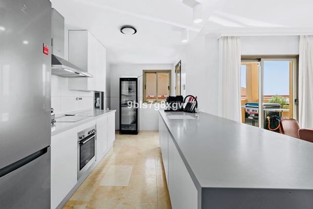 Apartamento de 3 habitaciones en El Paraíso, Benahavís en venta con piscina garaje - 695.000 € (Ref: 10128455)