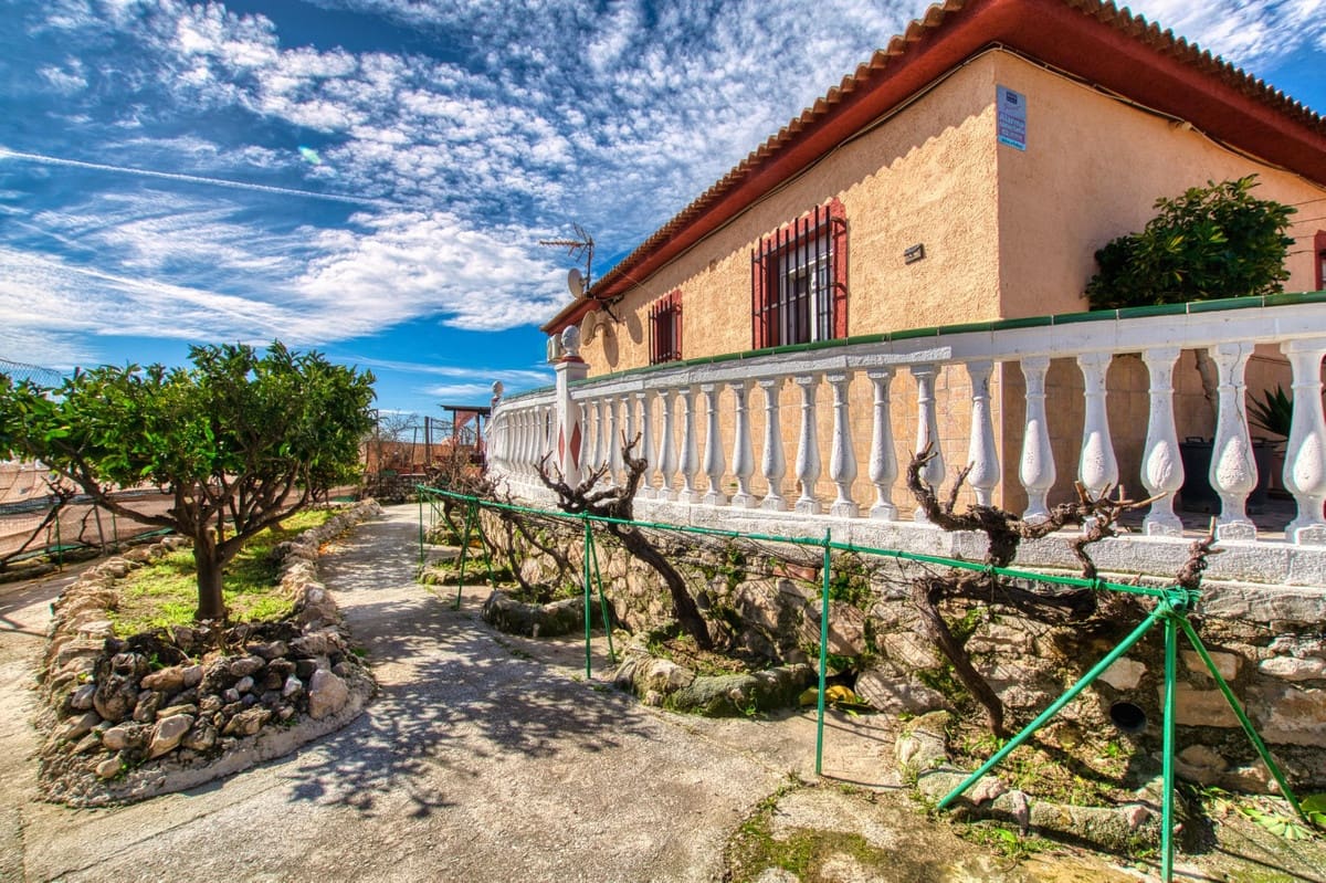Finca/Casa Rural de 4 habitaciones en Alcaucín en venta con piscina garaje - 355.000 € (Ref: 10128460)