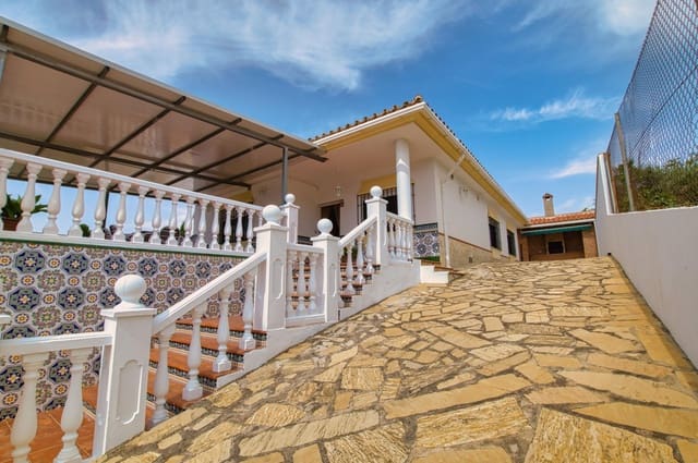 4 Zimmer Villa zu verkaufen in Periana mit Pool Garage - 440.000 € (Ref: 10128461)