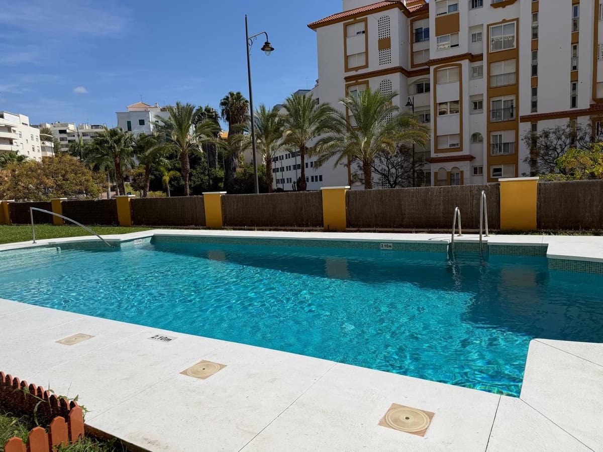 2 soverom Leilighet til salgs i Estepona med svømmebasseng garasje - € 360 000 (Ref: 10128467)