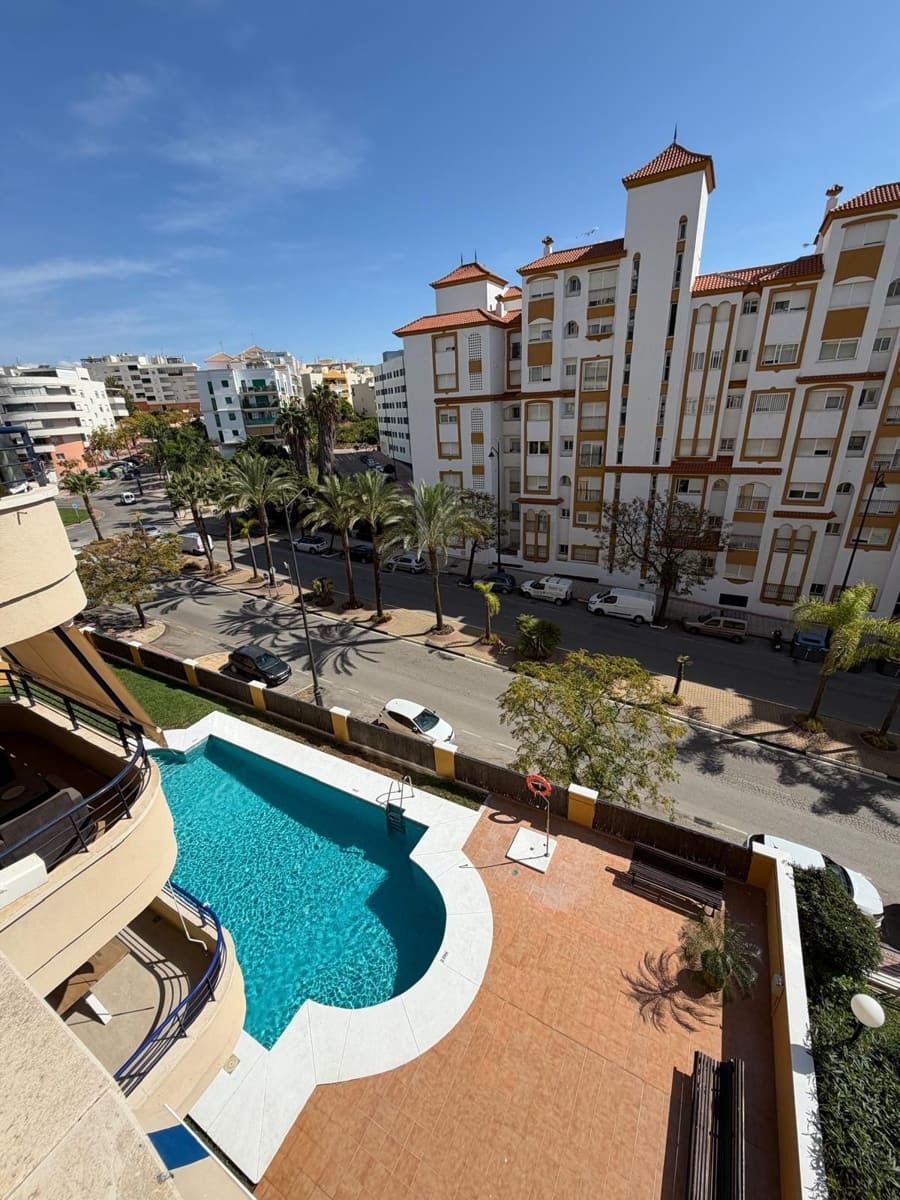 2 soverom Leilighet til salgs i Estepona med svømmebasseng garasje - € 360 000 (Ref: 10128467)