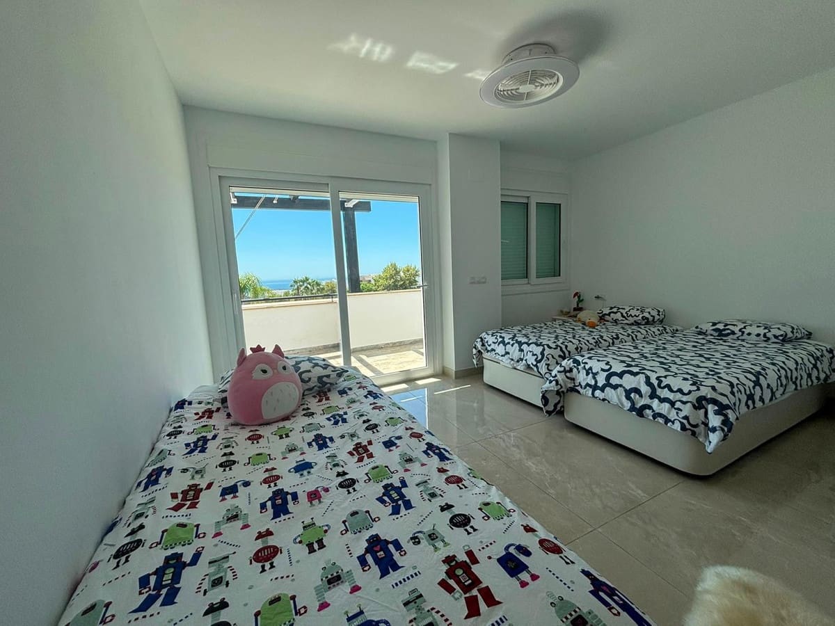 4 makuuhuone Omakotitalo myytävänä paikassa Marbella mukana uima-altaan 
autotalli - 965 000 € (Ref: 10128472)