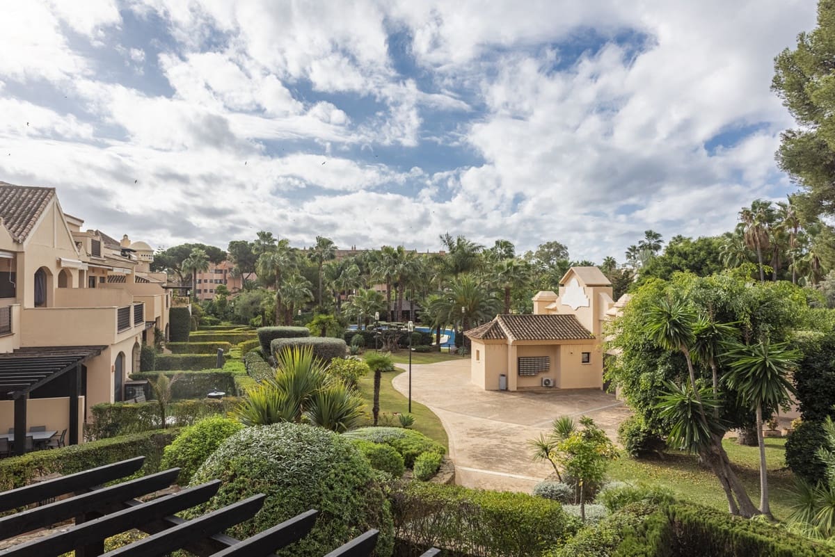 2 bedroom Apartment for sale in Marbella with pool garage - € 850,000 (Ref: 10128481)