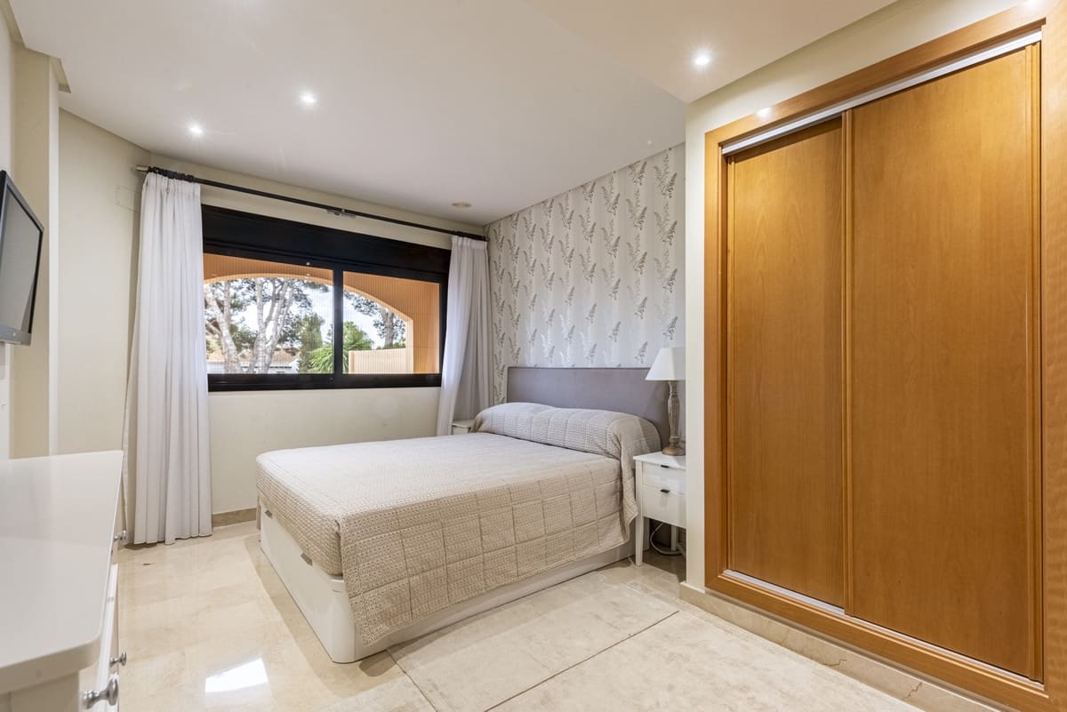 2 bedroom Apartment for sale in Marbella with pool garage - € 850,000 (Ref: 10128481)