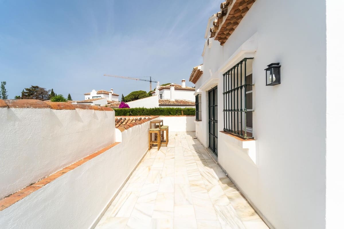 4 sovrum Villa till salu i Marbella med pool garage - 1 645 000 € (Ref: 10128487)