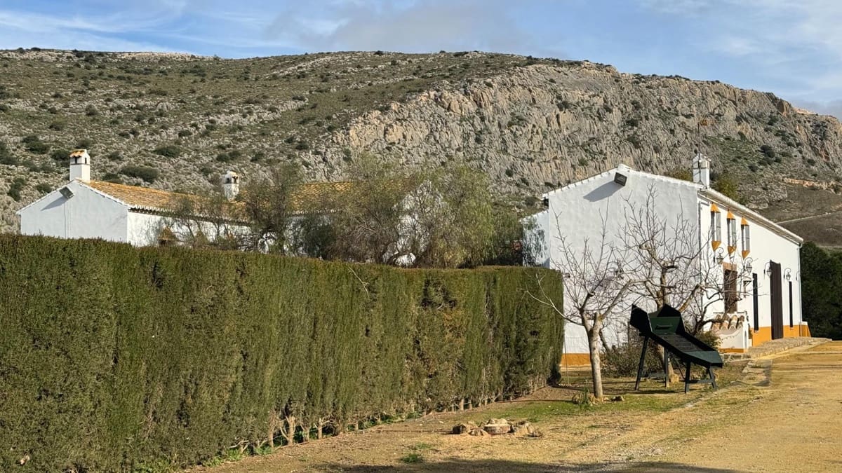 Finca/Casa Rural de 10 habitaciones en Teba en venta con piscina garaje - 1.950.000 € (Ref: 10128502)