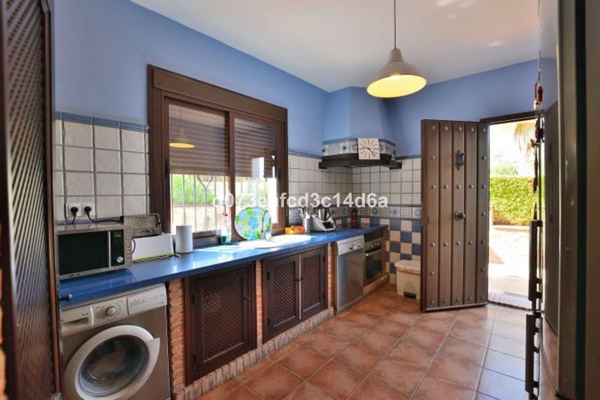 6 bedroom Finca/Country House for sale in Arriate with pool - € 395,000 (Ref: 10128514)