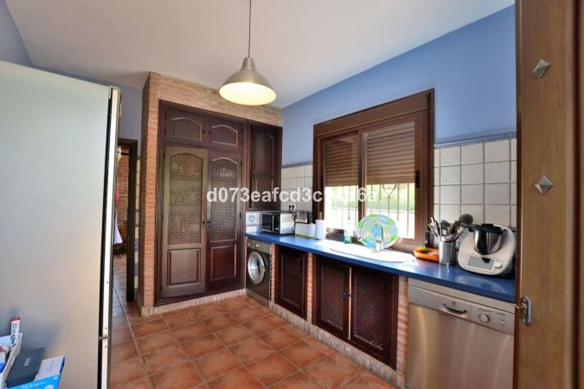 6 bedroom Finca/Country House for sale in Arriate with pool - € 395,000 (Ref: 10128514)
