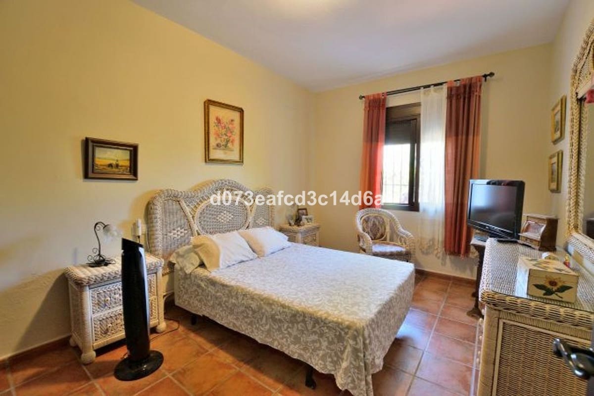 6 bedroom Finca/Country House for sale in Arriate with pool - € 395,000 (Ref: 10128514)