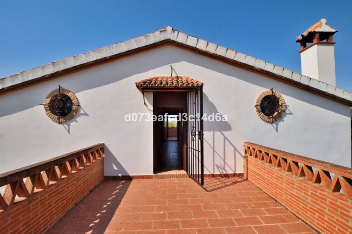 6 bedroom Finca/Country House for sale in Arriate with pool - € 395,000 (Ref: 10128514)
