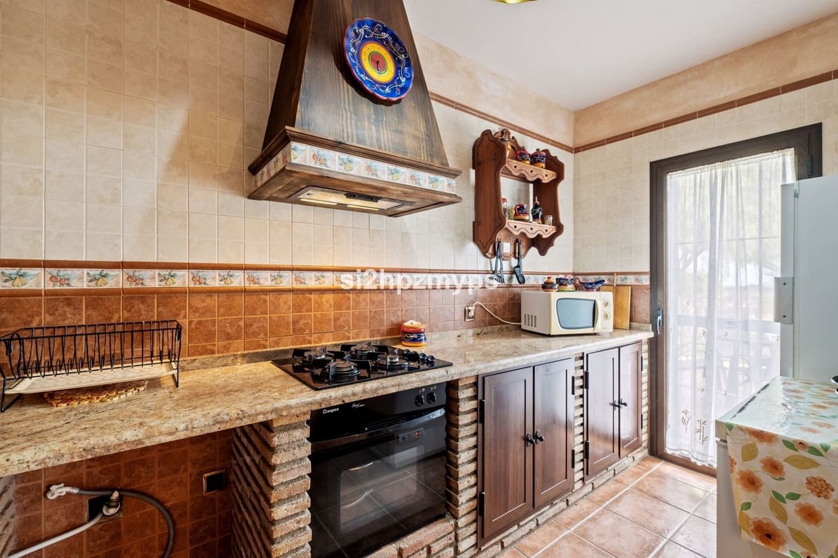 2 Zimmer Villa zu verkaufen in Benamocarra mit Pool Garage - 339.000 € (Ref: 10128561)