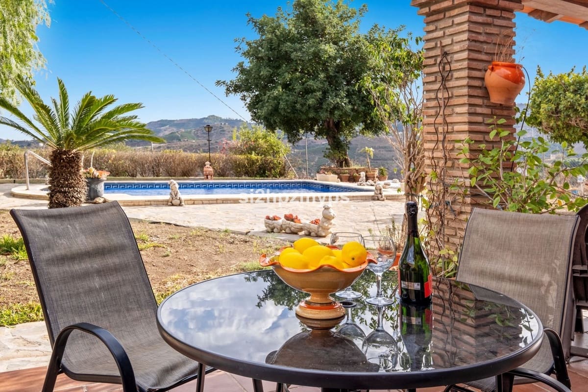 2 Zimmer Villa zu verkaufen in Benamocarra mit Pool Garage - 339.000 € (Ref: 10128561)