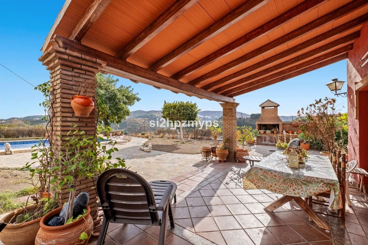 2 Zimmer Villa zu verkaufen in Benamocarra mit Pool Garage - 339.000 € (Ref: 10128561)