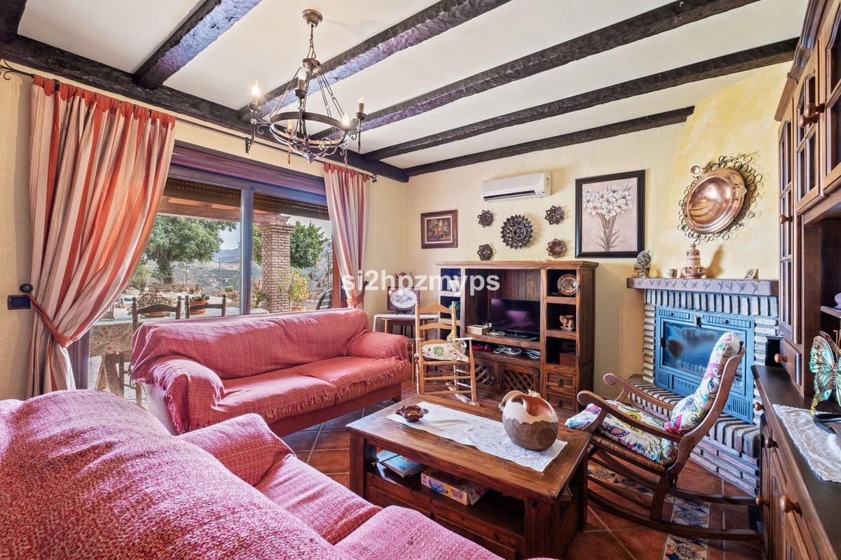 2 Zimmer Villa zu verkaufen in Benamocarra mit Pool Garage - 339.000 € (Ref: 10128561)