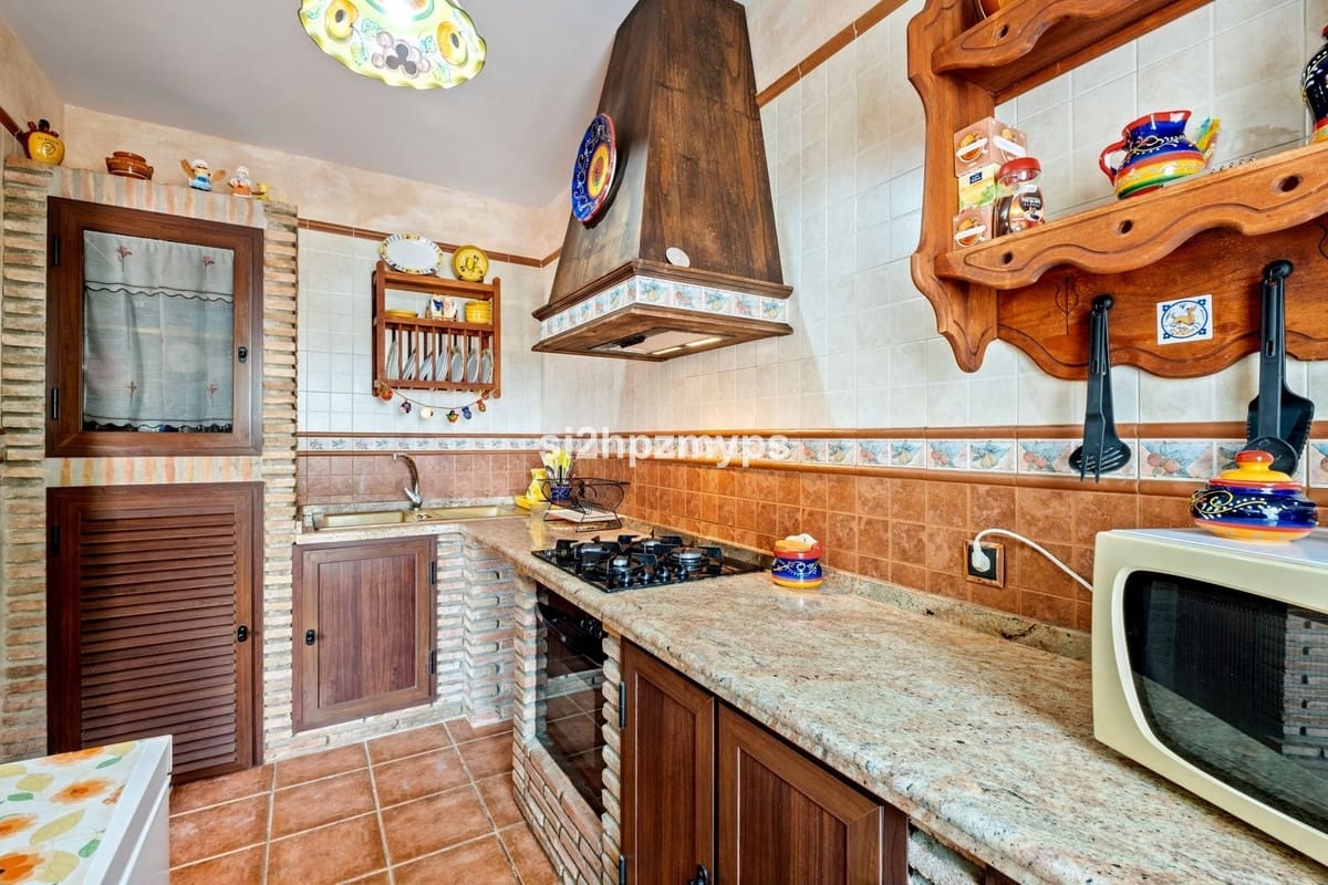 2 Zimmer Villa zu verkaufen in Benamocarra mit Pool Garage - 339.000 € (Ref: 10128561)
