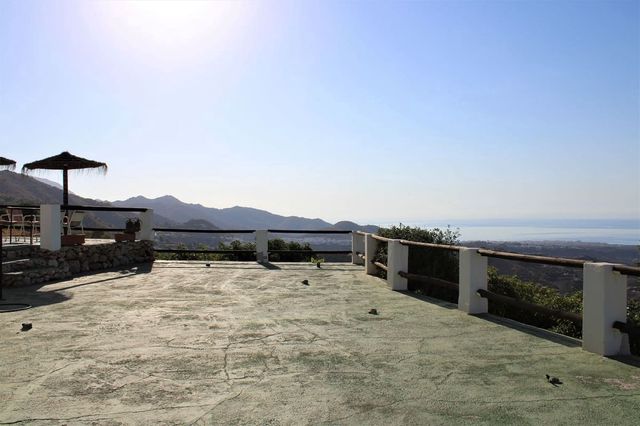 Chalet de 3 habitaciones en Frigiliana en venta con garaje - 950.000 € (Ref: 10128568)