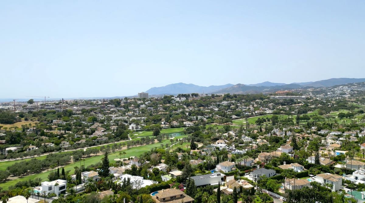 Apartamento de 2 habitaciones en Nueva Andalucia en venta con piscina garaje - 420.000 € (Ref: 10128575)