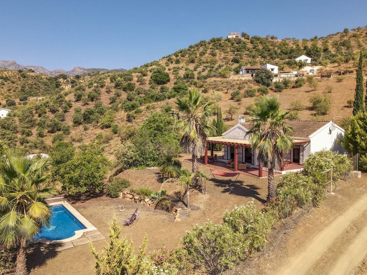 3 bedroom Villa for sale in Tolox with pool garage - € 349,000 (Ref: 10128579)