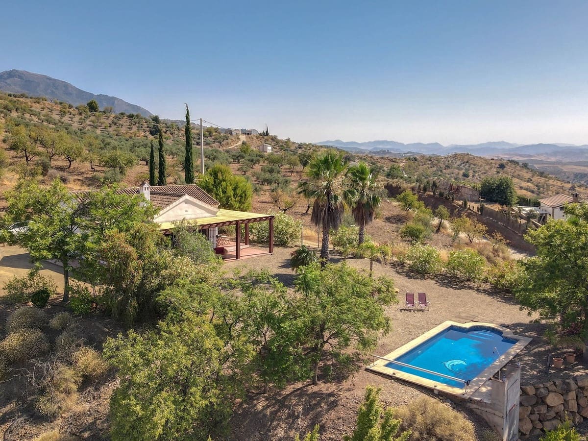 3 bedroom Villa for sale in Tolox with pool garage - € 349,000 (Ref: 10128579)