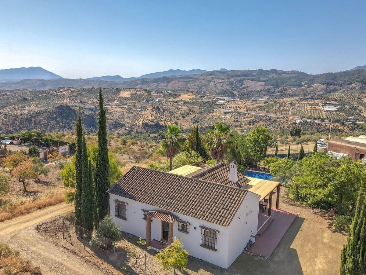 3 bedroom Villa for sale in Tolox with pool garage - € 349,000 (Ref: 10128579)
