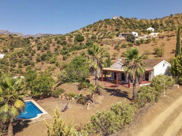 3 soveværelse Villa til salg i Tolox med swimmingpool garage - € 349.000 (Ref: 10128579)
