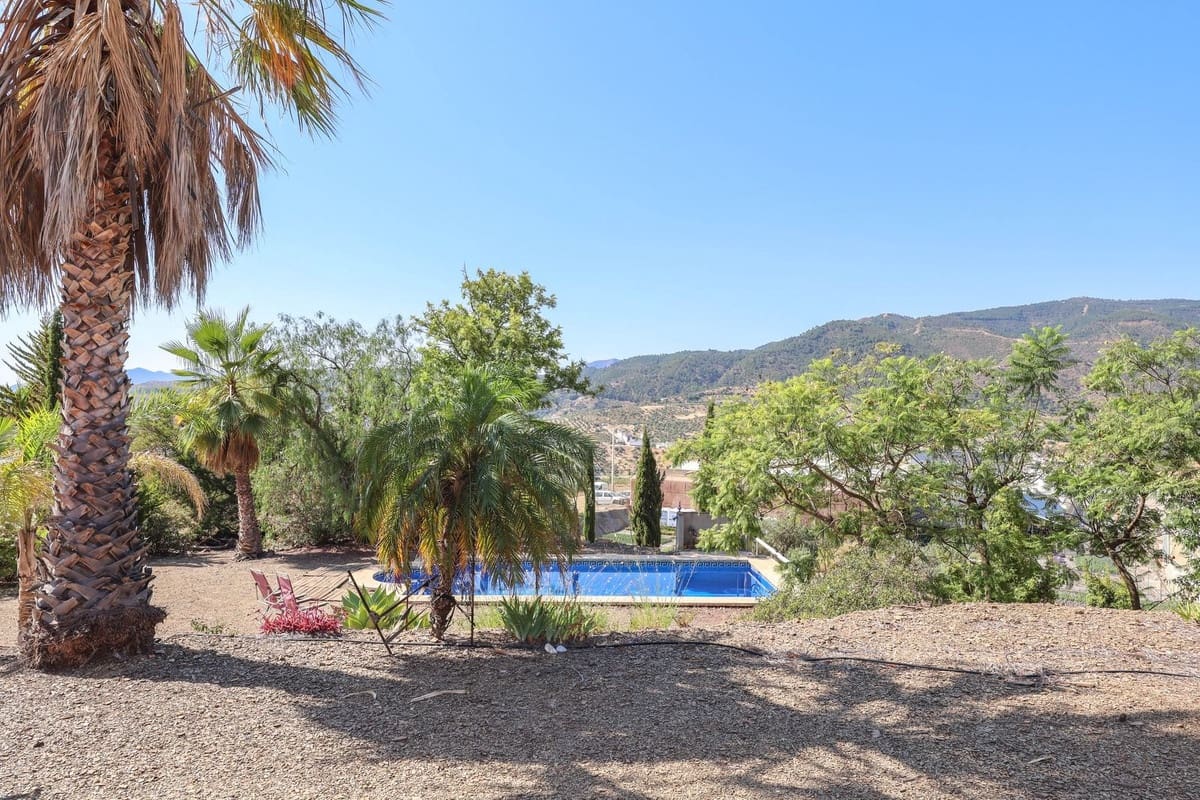 3 bedroom Villa for sale in Tolox with pool garage - € 349,000 (Ref: 10128579)