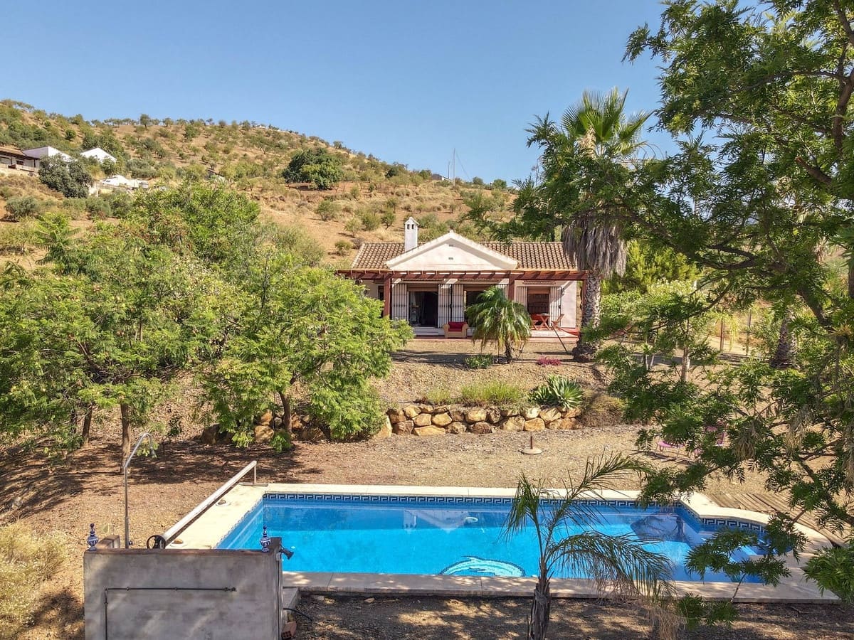 3 bedroom Villa for sale in Tolox with pool garage - € 349,000 (Ref: 10128579)