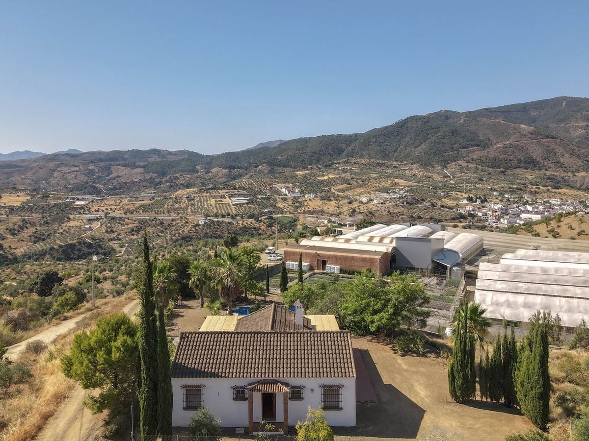 3 bedroom Villa for sale in Tolox with pool garage - € 349,000 (Ref: 10128579)