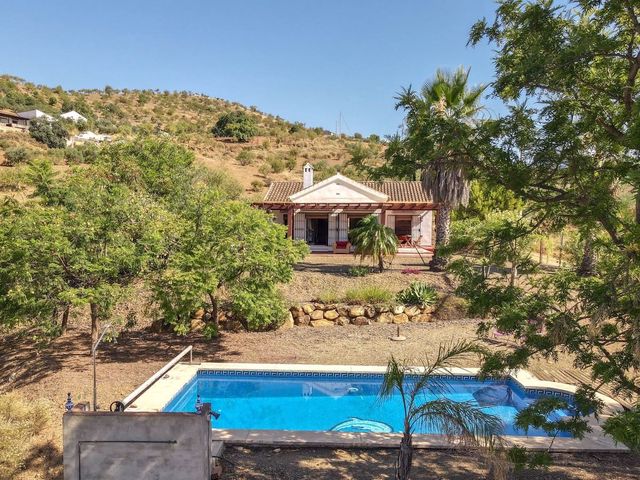 3 soveværelse Villa til salg i Tolox med swimmingpool garage - € 349.000 (Ref: 10128579)